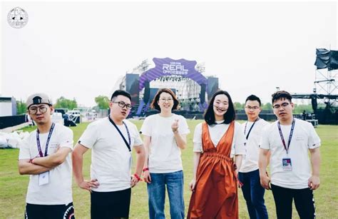 怀柔音乐节组委会为女孩捐献轮椅车 - 热点聚焦 - 爱心中国网