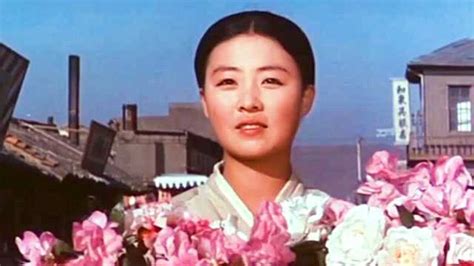1972朝鲜电影《卖花姑娘》原声主题曲《卖花姑娘》演唱：崔三淑