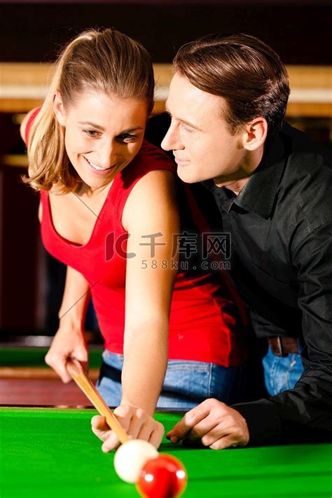 一对夫妇(男女)在台球厅打斯诺克高清摄影大图-千库网