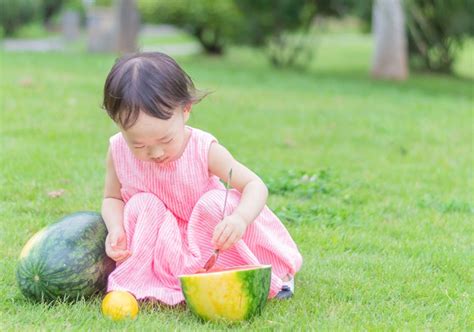 小女孩蔬菜棚摘水果高清图片下载-正版图片501341355-摄图网