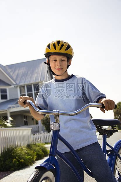青春活力的年轻女孩骑自行车图片_其它_编号12031553_红动中国