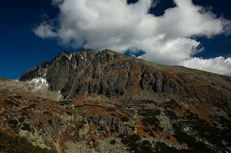 西班牙马德里Navacerrada的雪山和boladelmin高清图片下载-正版图片507114781-摄图网