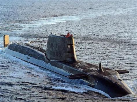 英国核潜艇险撞轮船 张召忠：让三哥“附体”了？_手机新浪网