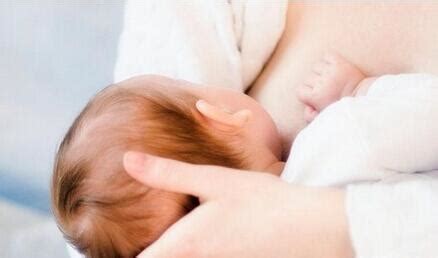 新生宝宝如何正确母乳喂养