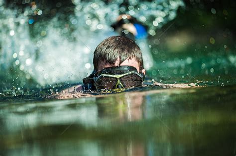 青年男子游泳蓝色行动身体游泳者男性控制中风活力水池男人高清图片下载-正版图片321778039-摄图网