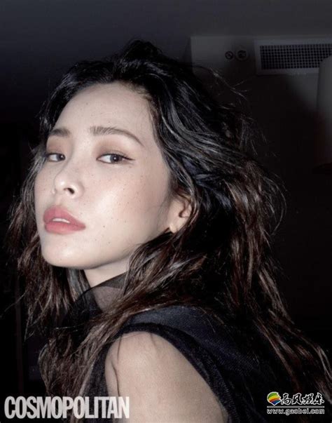 韩国女歌手Heize最新杂志写真网上曝光，以其独特气质吸引广大粉丝目光-新闻资讯-高贝娱乐