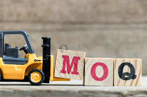 玩具黄色叉车举行字母块完成字质量保证简称-包图企业站