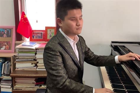 暖心！盲人钢琴少年刘浩弹奏《爱之梦》，为武汉加油鼓气！_凤凰网视频_凤凰网