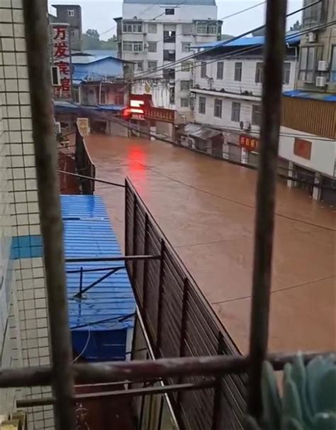 重庆潼南遭强降雨突袭，居民：有半层楼被淹，凌晨四五点就已撤离-新闻频道-和讯网