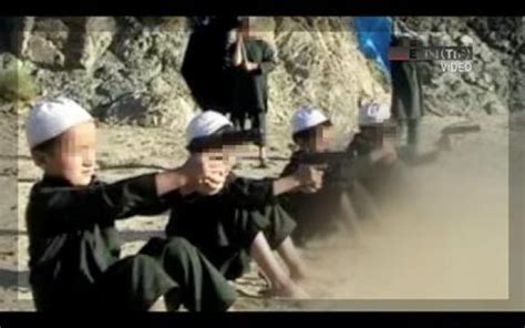 纪录片《暗流涌动—中国新疆反恐挑战》，片尾曲《蓝天下的新疆》|蓝天下的新疆|片尾曲|纪录片_新浪新闻