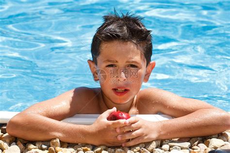 男孩在游泳池里吃水果高清图片下载-正版图片502881073-摄图网