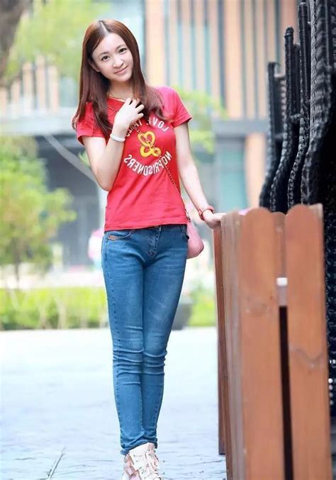 穿牛仔裤的甜美女生头像