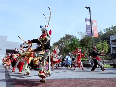 女性舞者表演傣族舞蹈高清图片下载-正版图片500194381-摄图网