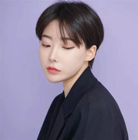 中性短发女生温柔头像