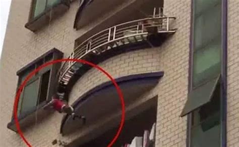 浙江一幼童不慎从6楼坠落路人扔下手机徒手接娃_腾讯视频