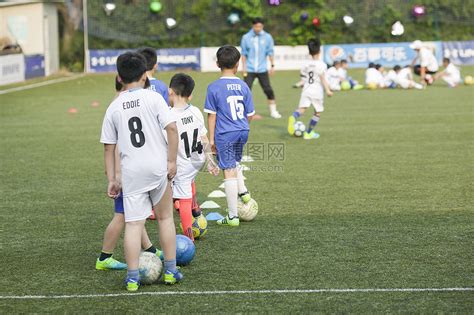 儿童踢球高清图片下载-正版图片500901343-摄图网