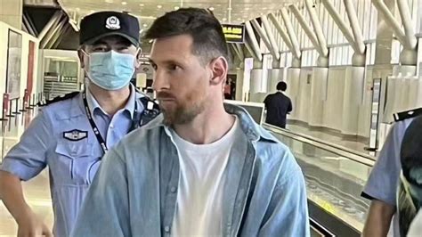 亲切可爱！在北京机场安静办理手续的梅西|梅西|阿根廷|阿根廷队_新浪新闻