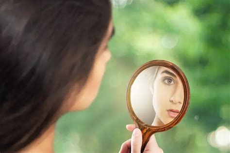女人看着镜子后视镜高清图片下载-正版图片321149525-摄图网