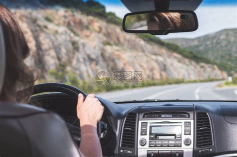 女孩在西班牙的高速公路上开车高清图片下载-正版图片503911429-摄图网