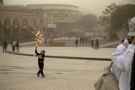 东疆南疆遭遇今年最强沙尘大风，喀什升级为沙尘暴橙色预警 - 新疆首页 -中国天气网