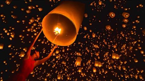 泰国水灯节：万千灯火点亮夜空，浪漫场景犹如梦境！