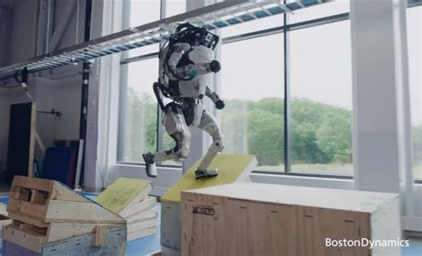 “疯狂”波士顿动力Handle机器人--下楼梯、跳跃还能搬运码齐30斤的箱子_智能机器人_AI资讯_工博士人工智能网