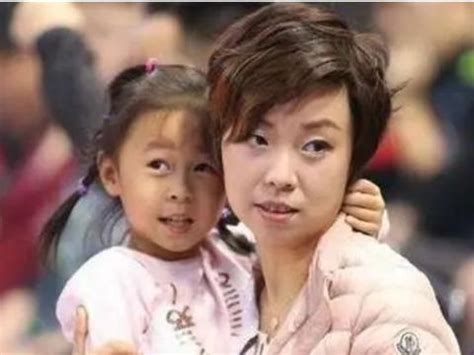 张怡宁最新照曝光，怀抱1岁儿子显年轻，跟大20岁富豪老公很恩爱