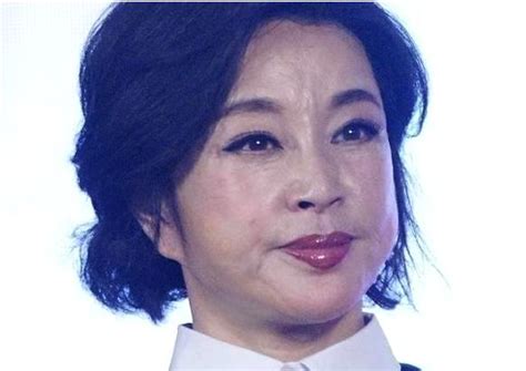 63岁刘晓庆整容失败，脸部塌陷变形认不出来