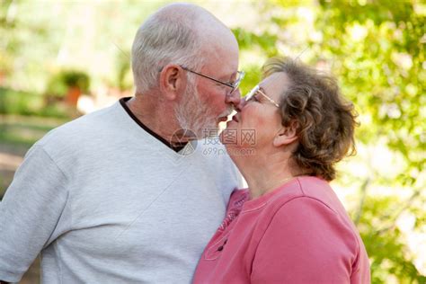 爱的老年夫妇亲吻和享受室外在一起高清图片下载-正版图片303641579-摄图网