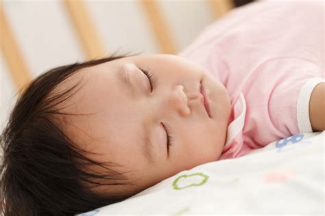 别着急和宝宝分床睡！到了这个年龄慢慢开始也可以_亲子时光_小豆苗疫苗助手