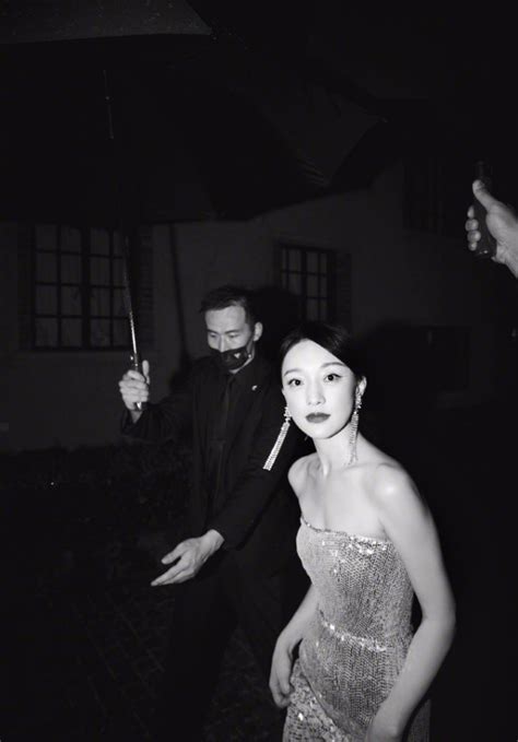 熊黛林保镖撑伞图片