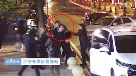 画面曝光！南京两男子袭警还喊“警察打人”，被刑拘_京报网