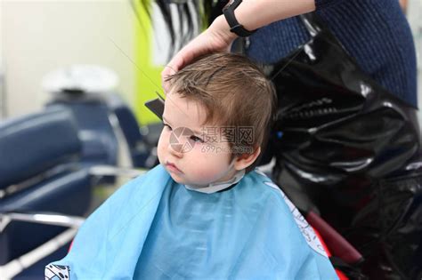 去理发店看小孩子在理发店的第一次理发婴儿高清图片下载-正版图片506381611-摄图网