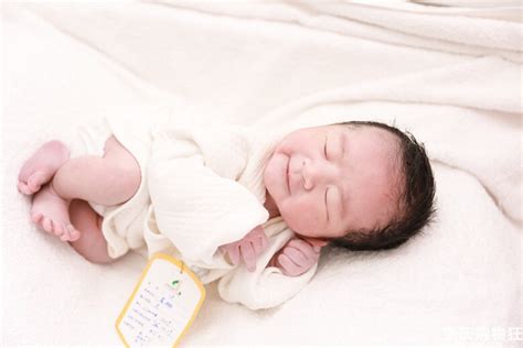 最励志新生儿照片火了，刚出生的宝宝好可爱啊-婴幼育儿-重庆购物狂