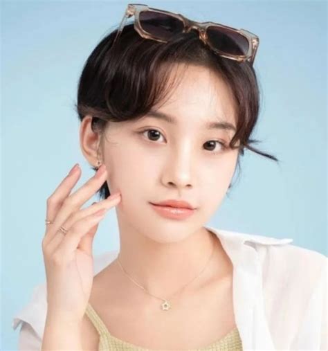 短发清爽温柔女生头像