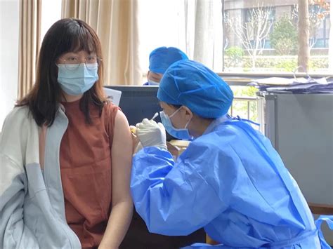 张文宏：打疫苗后感染新冠多数不需住院 跟流感毫无区别_凤凰网视频_凤凰网