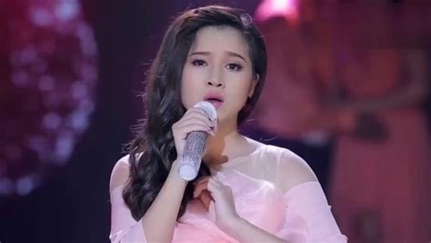 越南八岁女孩翻唱中国神曲《忐忑》，一开口惊艳了评委，太魔性了_腾讯视频
