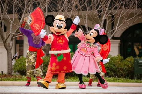 上海迪士尼开启新春模式 浓浓“年味”吸引游客|上海迪士尼|游客|米奇_新浪新闻