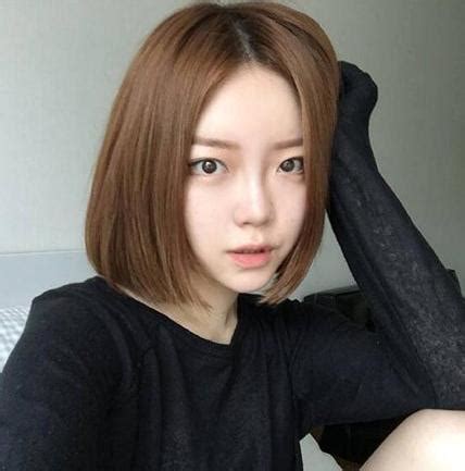 温柔中分短发女生头像