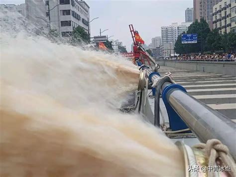 郑州京广隧道排水现场：被淹汽车露出水面，数十辆车堆叠在路面-新闻频道-和讯网