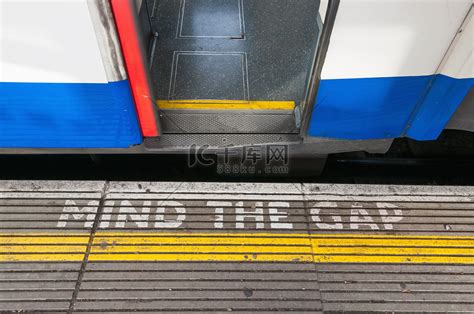 注意开着火车门的间隙标志高清摄影大图-千库网