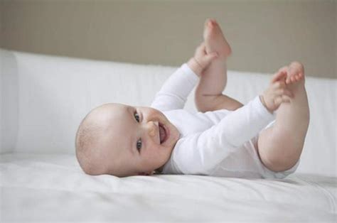 训练宝宝翻身，这4个方法简单又有效，帮助宝宝尽快get翻身技能