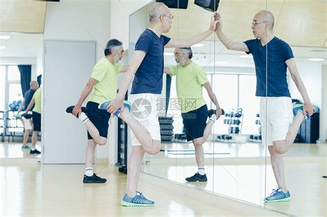健身房运动的中老年人高清图片下载-正版图片502033144-摄图网