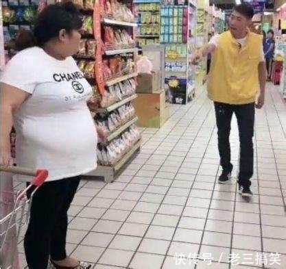 女子逛超市被怀疑偷东西, 小伙掀起她的衣服检查后, 瞬间尴尬了 前段时间
