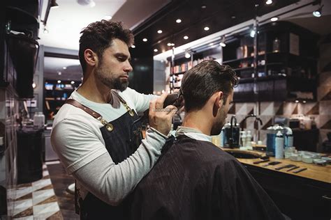时髦的男理发师在酒馆里用吹发机高清图片下载-正版图片507369129-摄图网