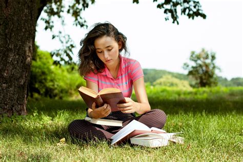 女孩在树下看书图片-坐在大树下看书的女孩素材-高清图片-摄影照片-寻图免费打包下载