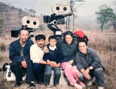 1994年，电影《活着》拍摄现场，张艺谋、巩俐、姜武、葛优等人合影 - 派谷老照片修复翻新上色