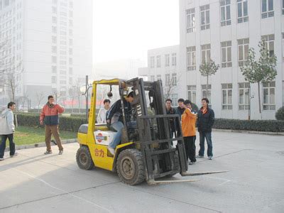 中国水利水电第七工程局有限公司 一线动态 工业化公司开展叉车实操技能竞赛活动