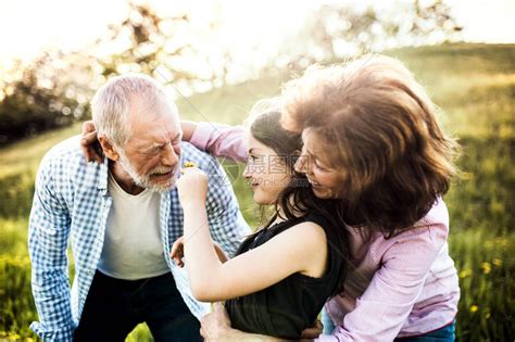 长辈夫妇和孙女一起在春天外玩得开心一个老人被一朵花高清图片下载-正版图片506005890-摄图网