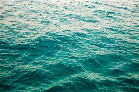 蓝色清澈的水美丽的蓝色海浪照片关闭在海上或海洋滩度假背景插高清图片下载-正版图片505922699-摄图网